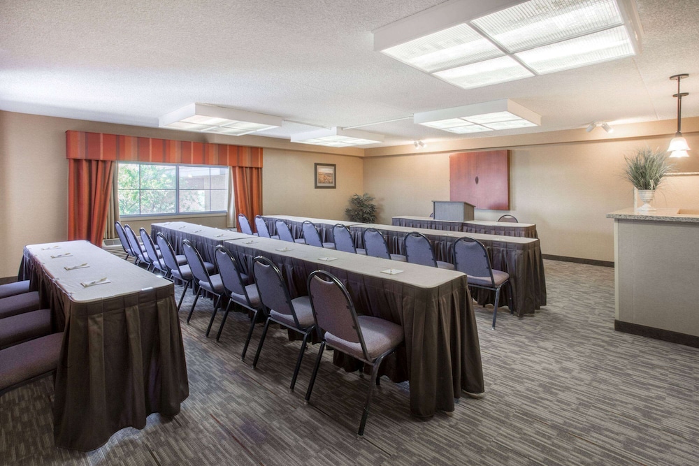 Days Inn & Suites by Wyndham Mesa Near Phoenix 24/36