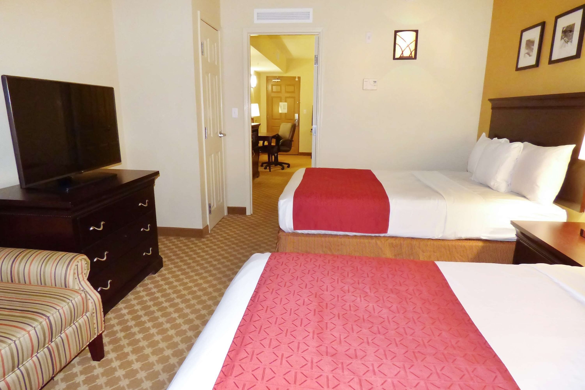 جناح بسريرين كوين بغرفة نوم واحدة مع أريكة، Country Inn & Suites by Radisson, Port Orange-Daytona, FL 2/6