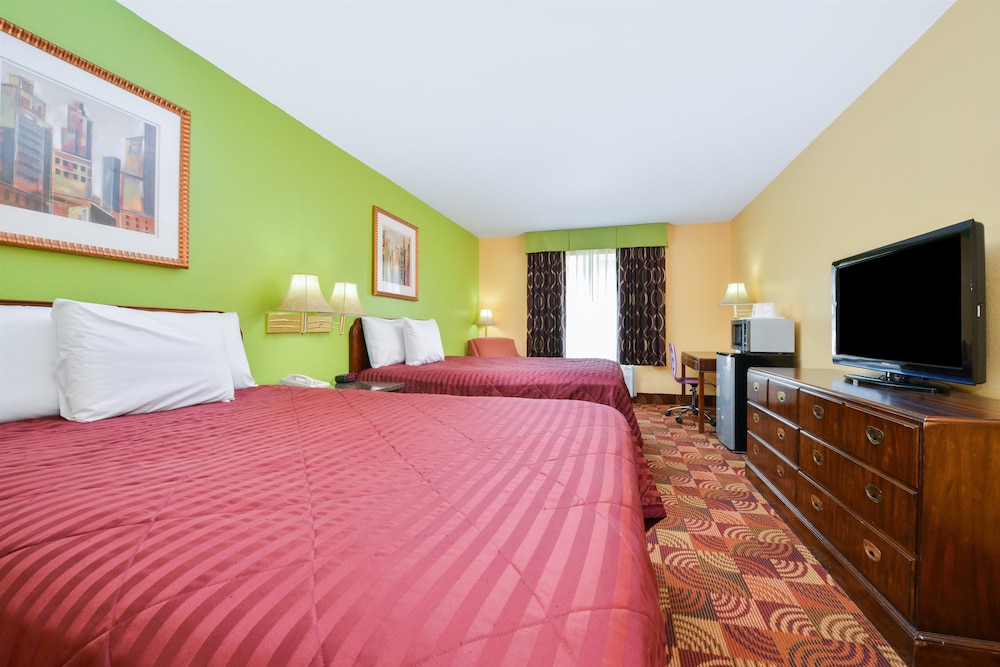SUPER 8 BY WYNDHAM LAKE OF THE OZARKS 13/30