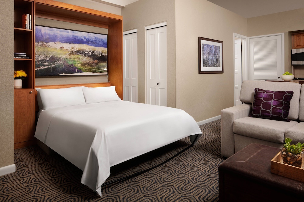 Studio, Queen Bed, Sofa, Balcony, Marriotts StreamSide Birch at Vail 2/6