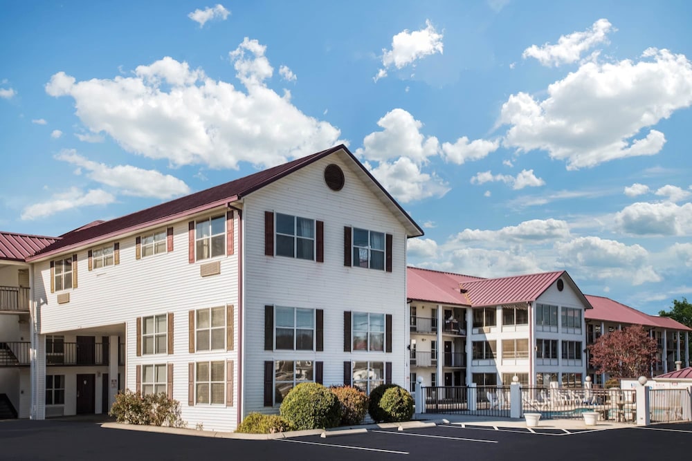 Super 8 By Wyndham Sevierville Riverside 4/45