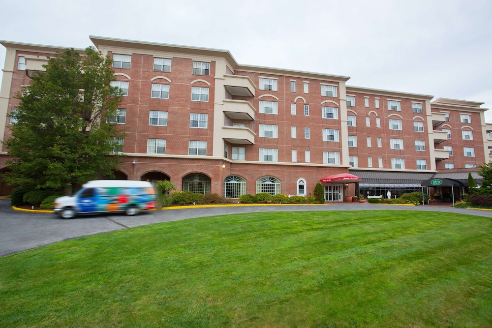 Hampton Inn and Suites Stamford 1/46