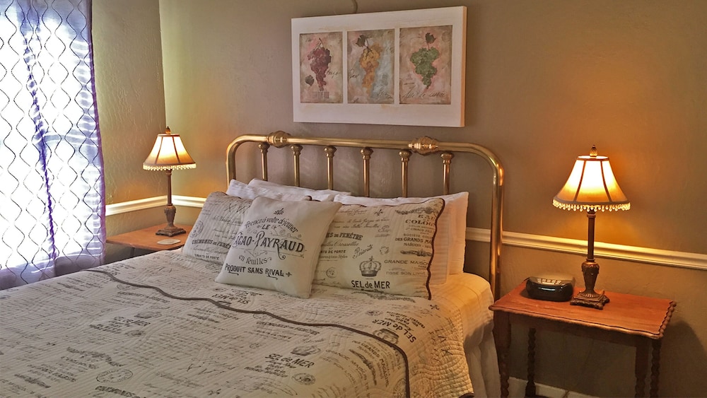 Cinnamon Bear Creekside Inn 33/59