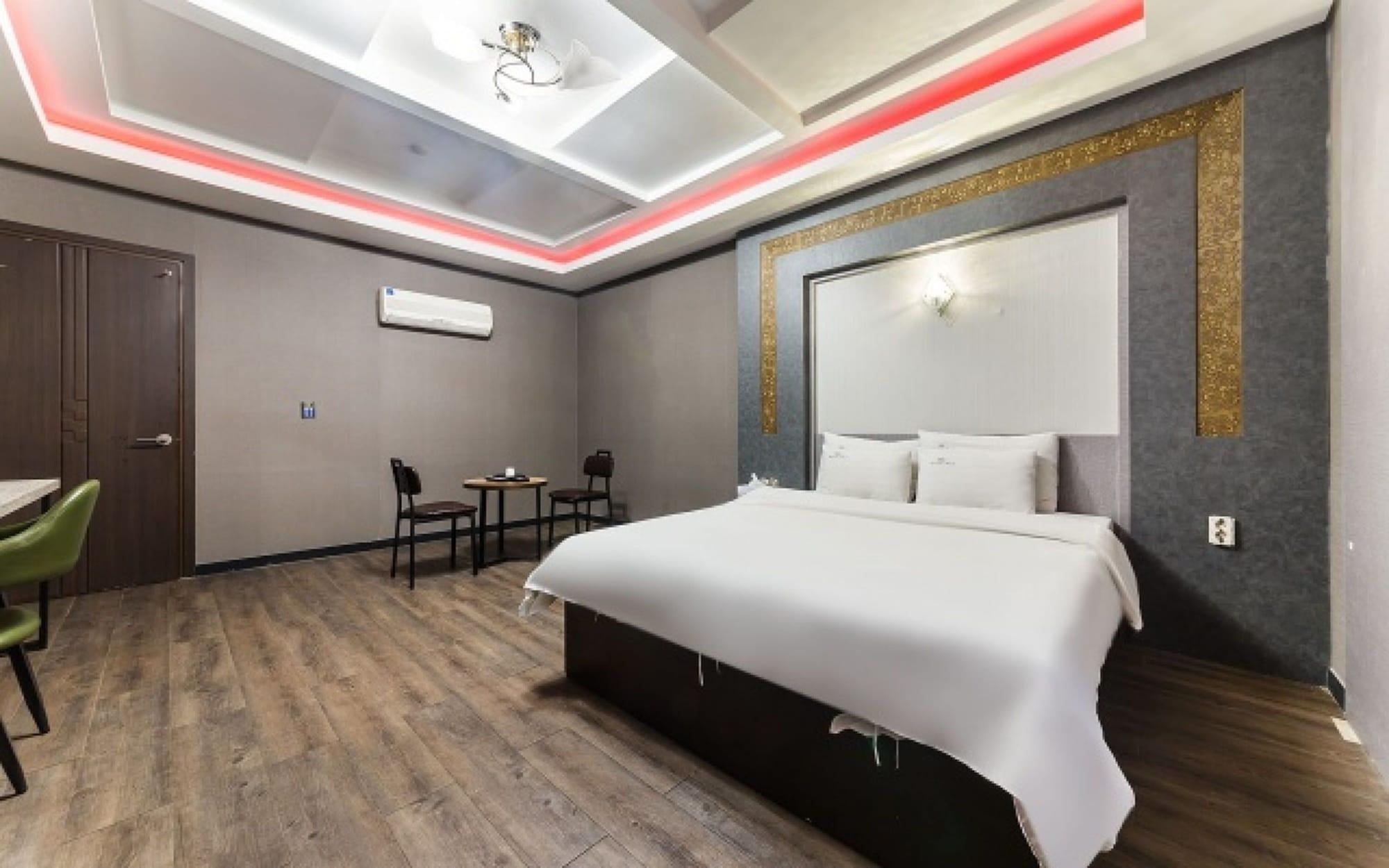 No 1 Hotel 11/44