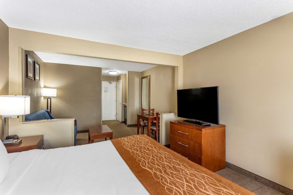 Comfort Inn Gurnee near Six Flags 13/35