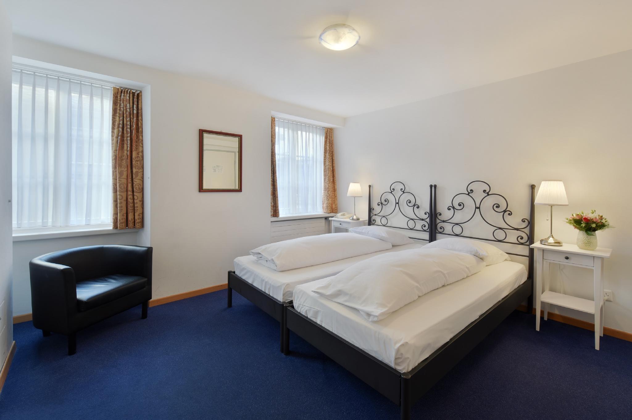 Hotel Hirschen 8/18