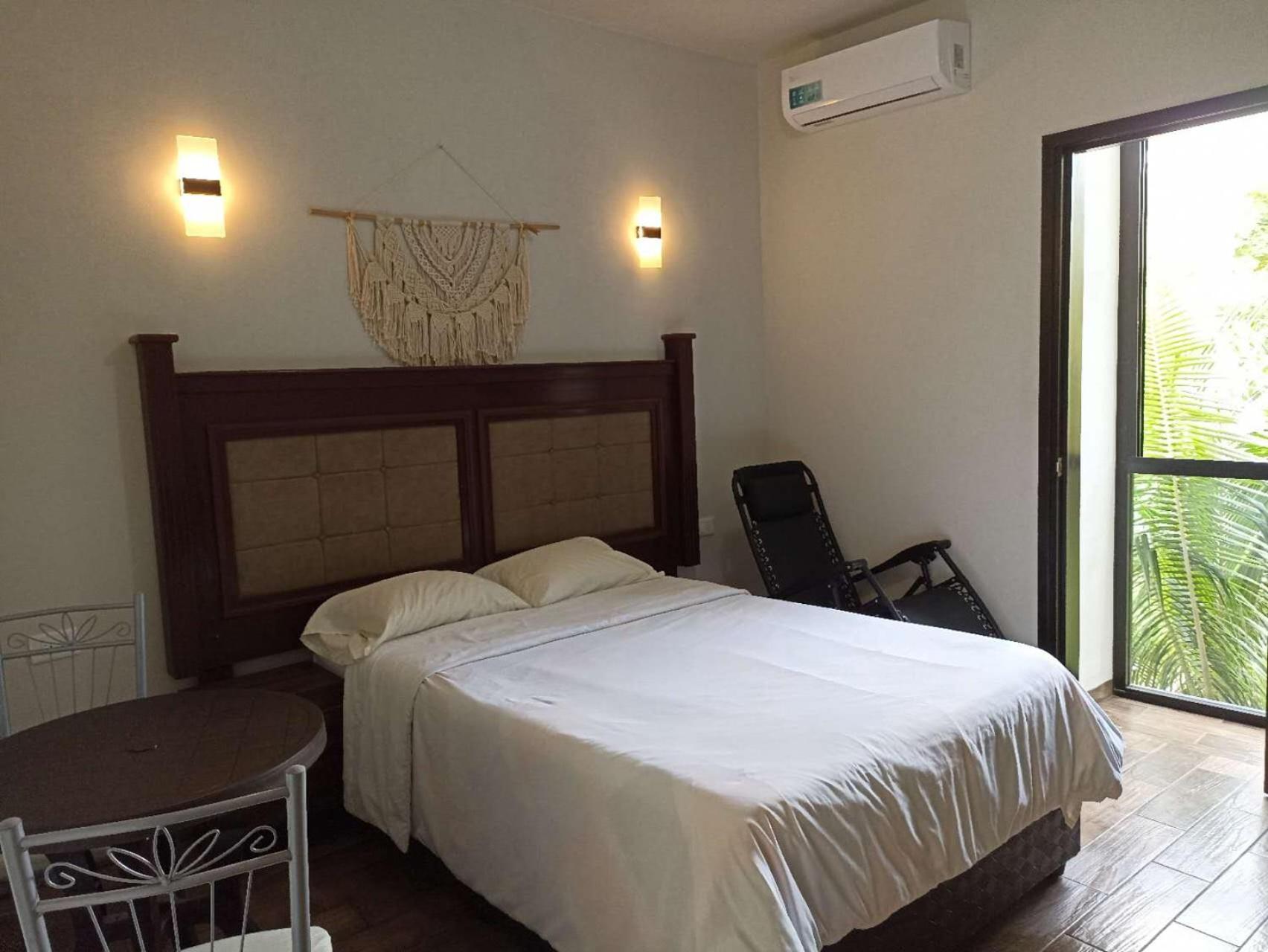 Hostal 230 17/38
