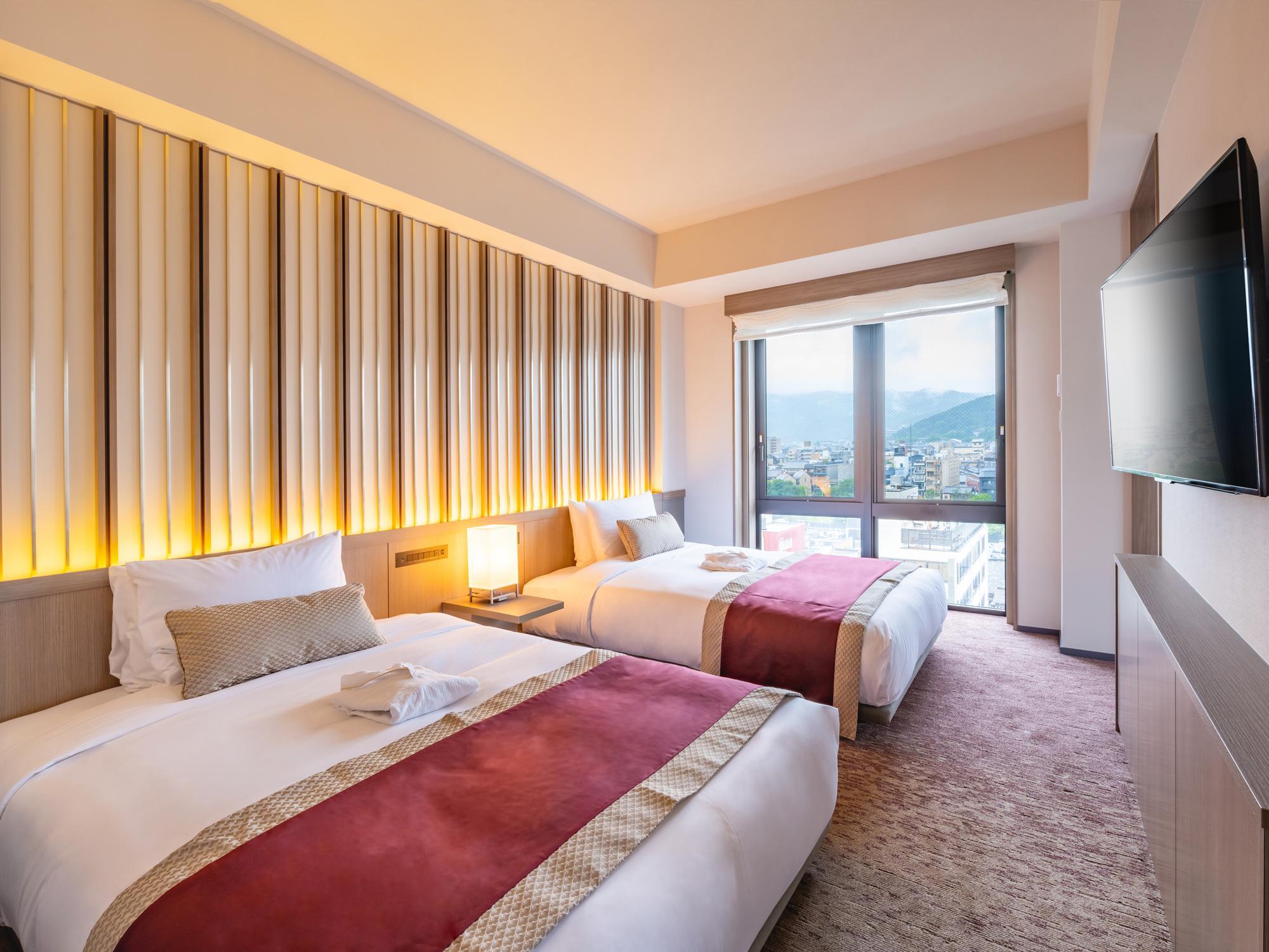 Gate, Suite, Twin Beds