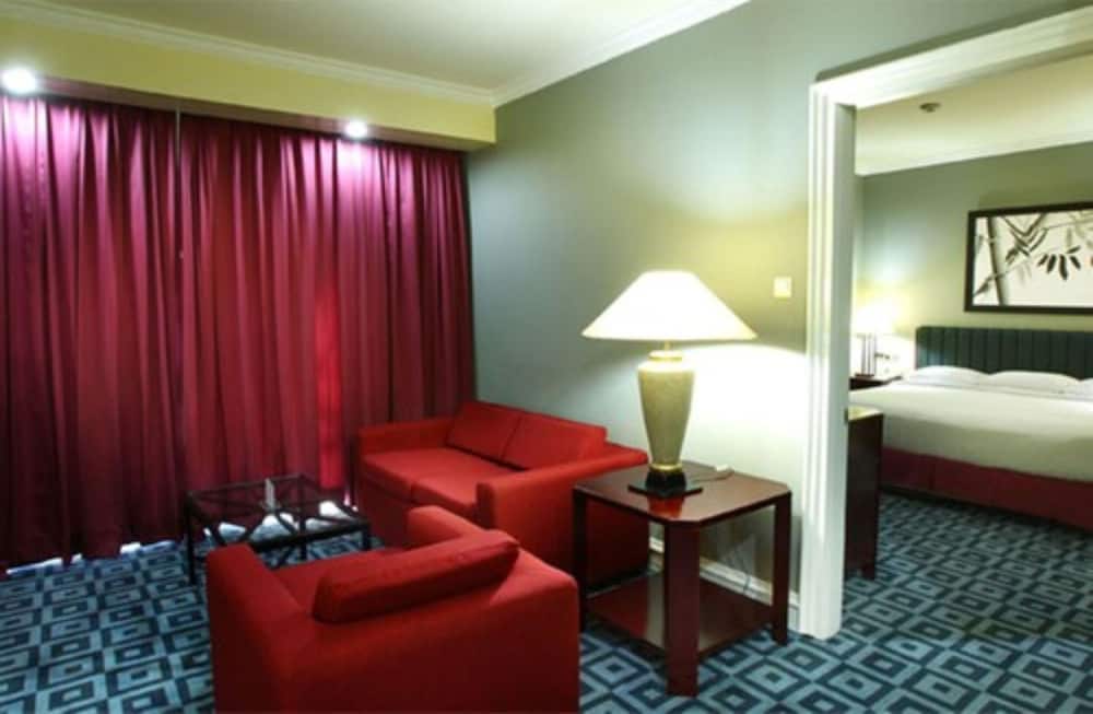 Surabaya Suites Hotel Powered by Archipelago 55/66