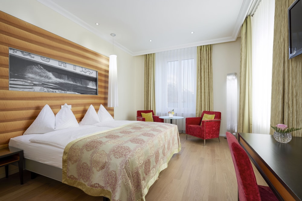 Executive, King Bed, Lake View, No Balcony