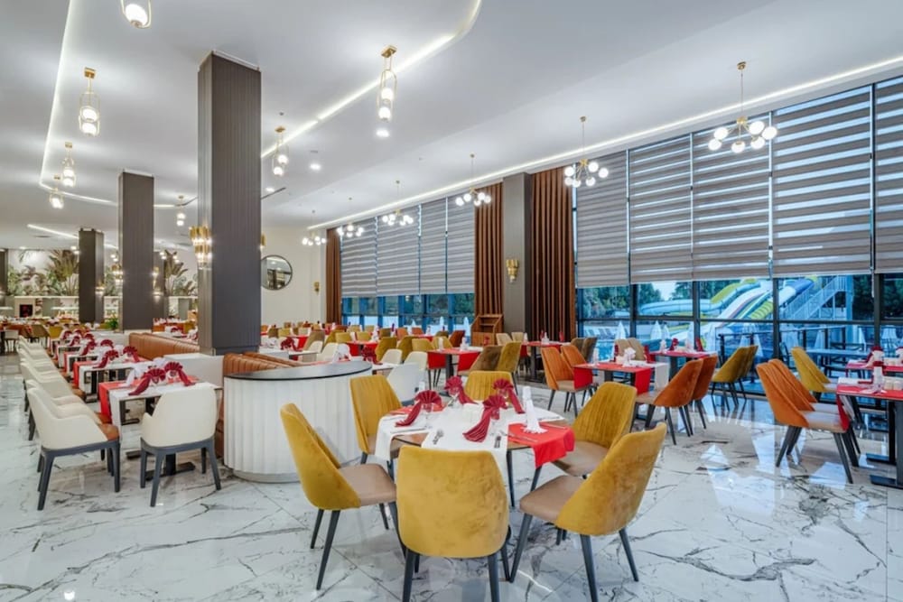 Grand Paradise Hotel 50/50