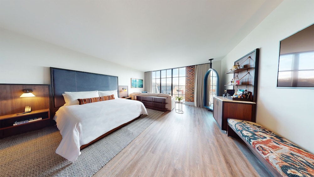 PREMIER, SUITE, KING BED, ACCESSIBLE