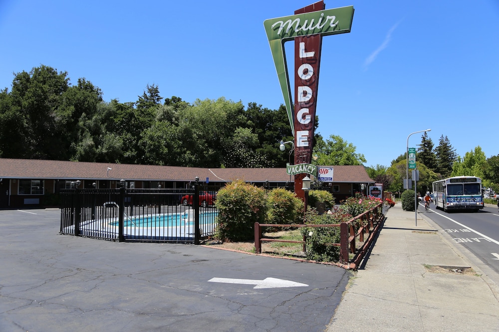 Muir Lodge Motel 1/46