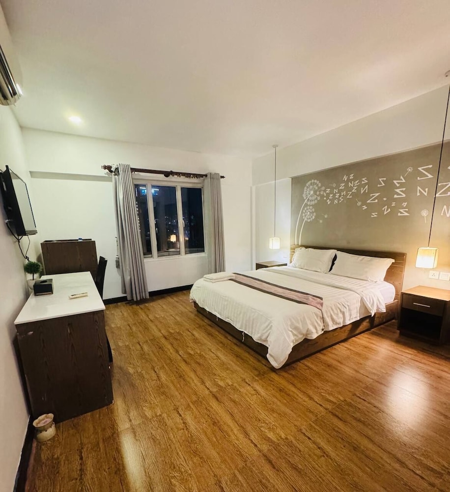 DELUXE, KING BED