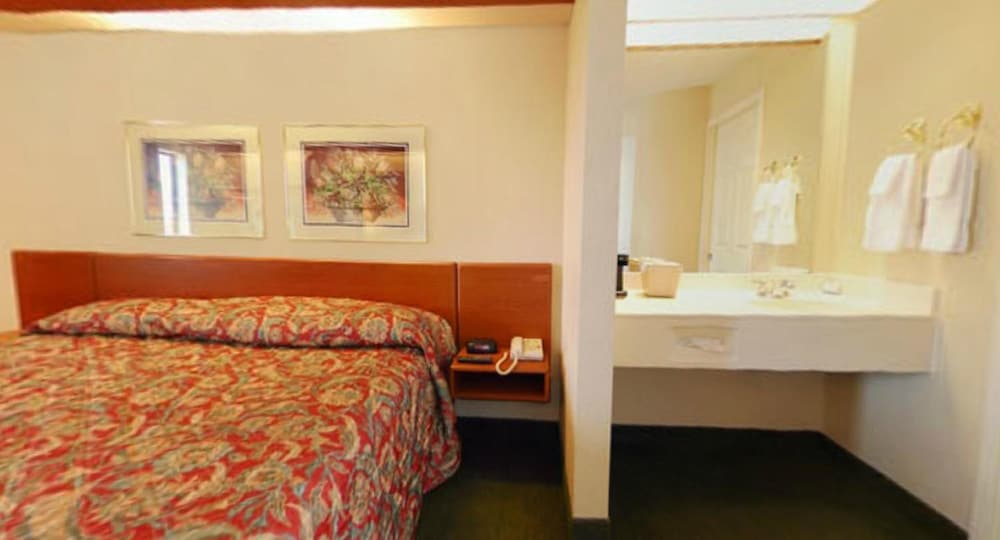 Syracuse Inn & Suites 22/22