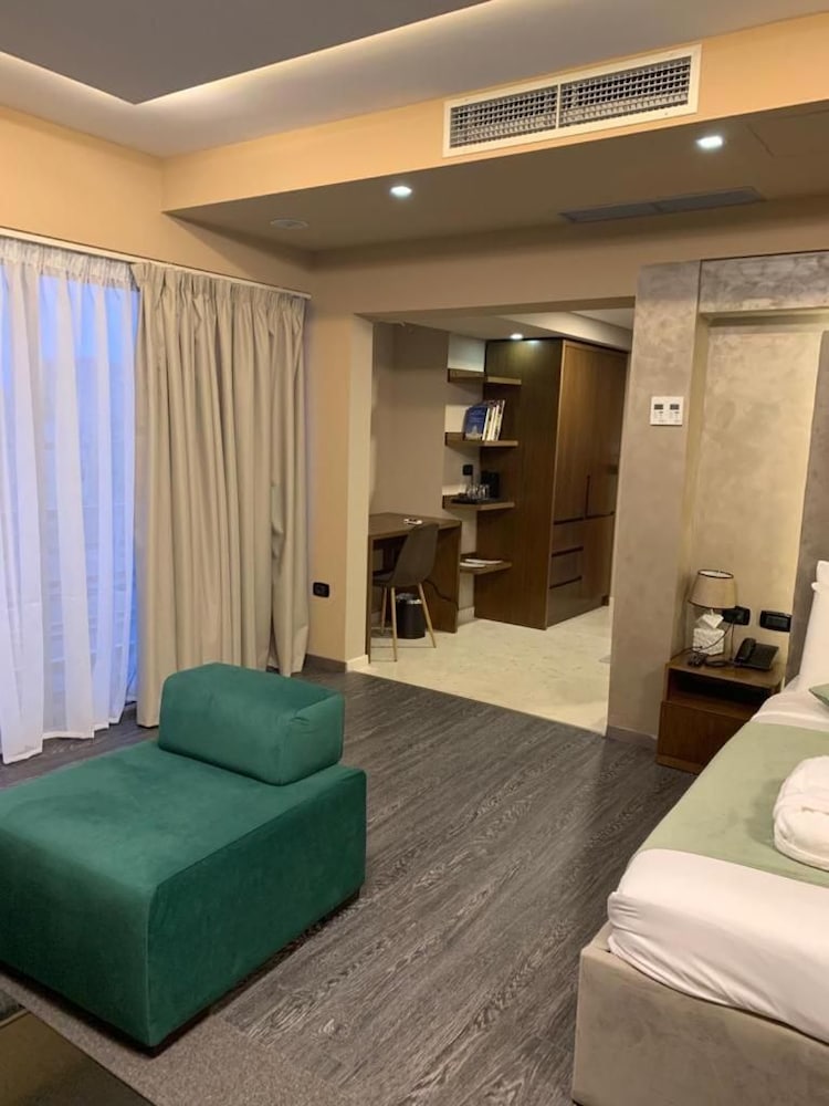 Albanopolis Hotel 46/60