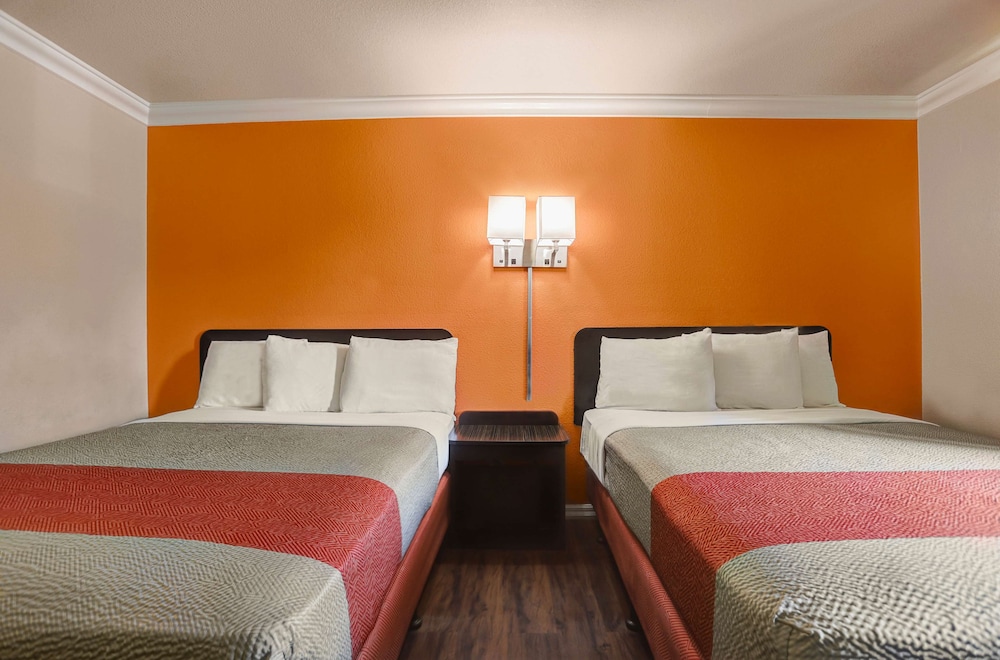 DELUXE, 2 QUEEN BEDS, SMOKING