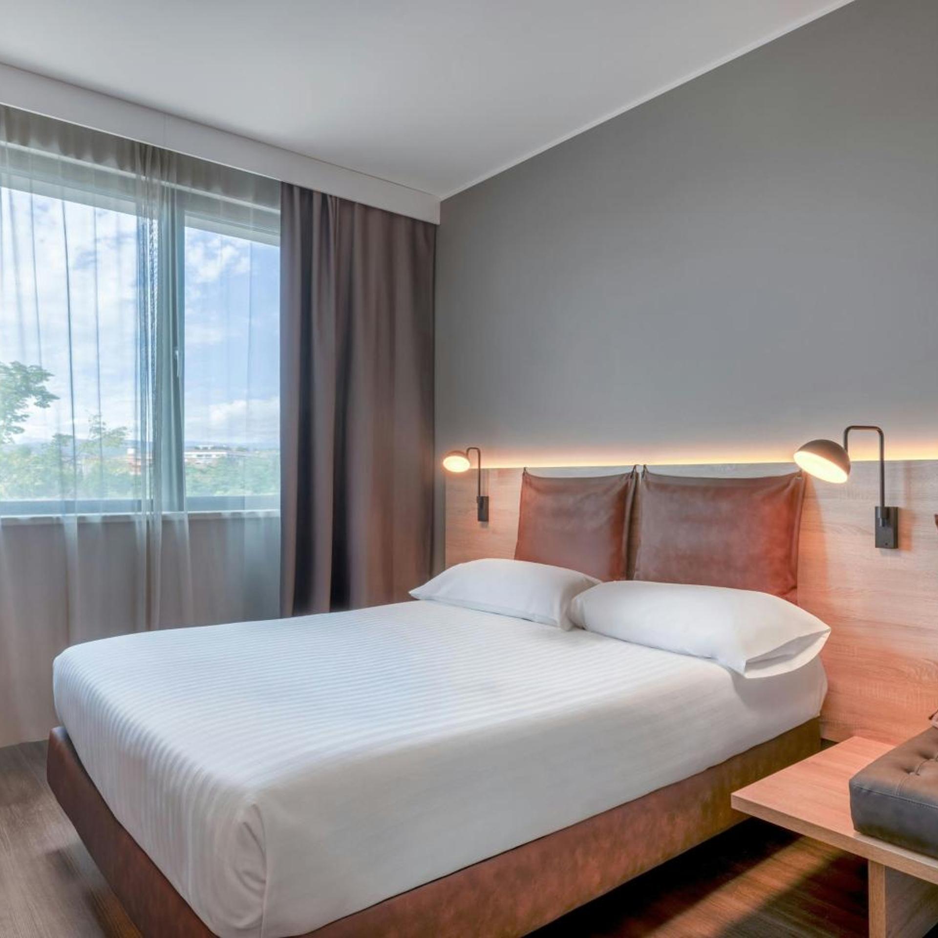 Sleeper, Queen Bed