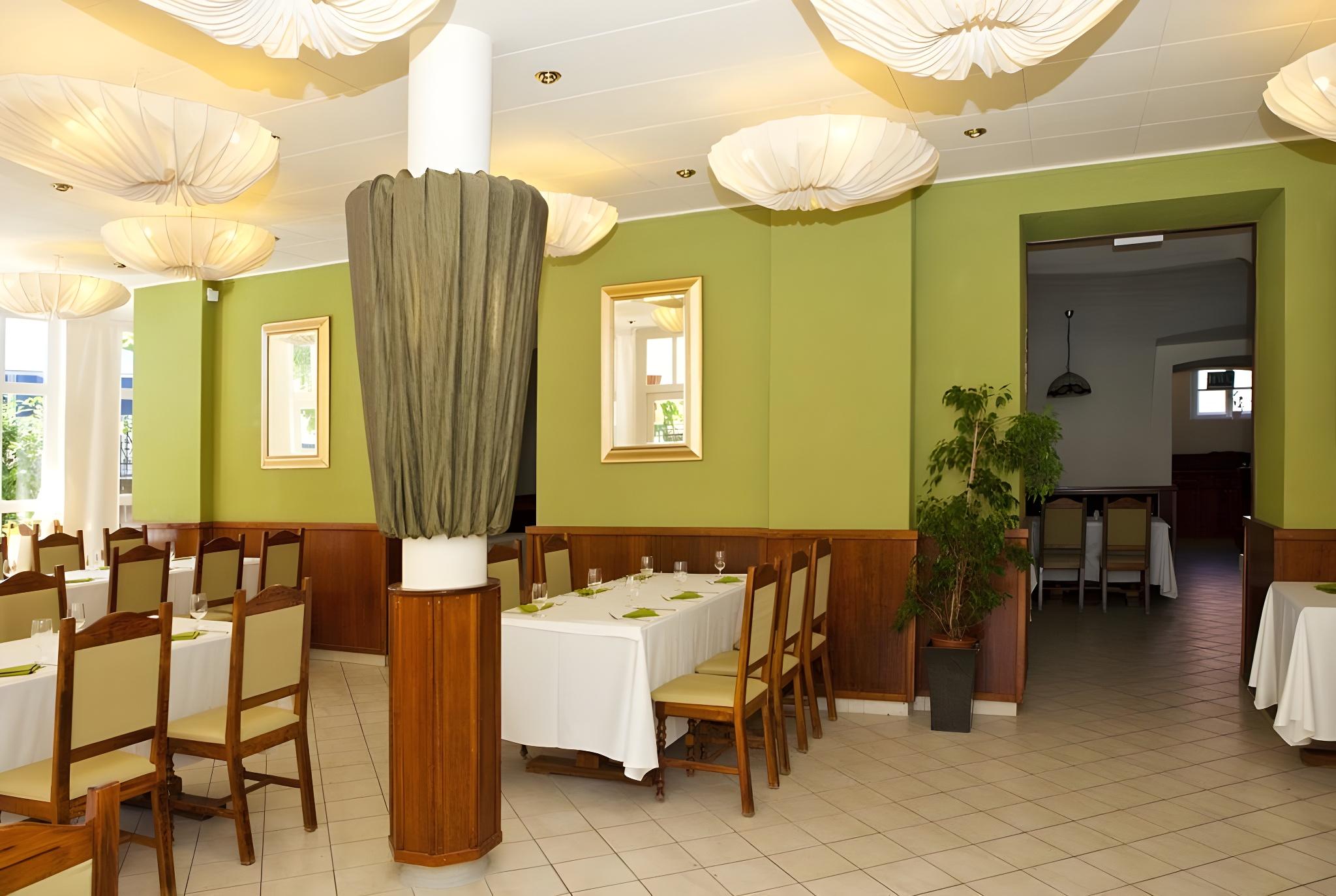 Astoria Hotel and Restaurant 33/41