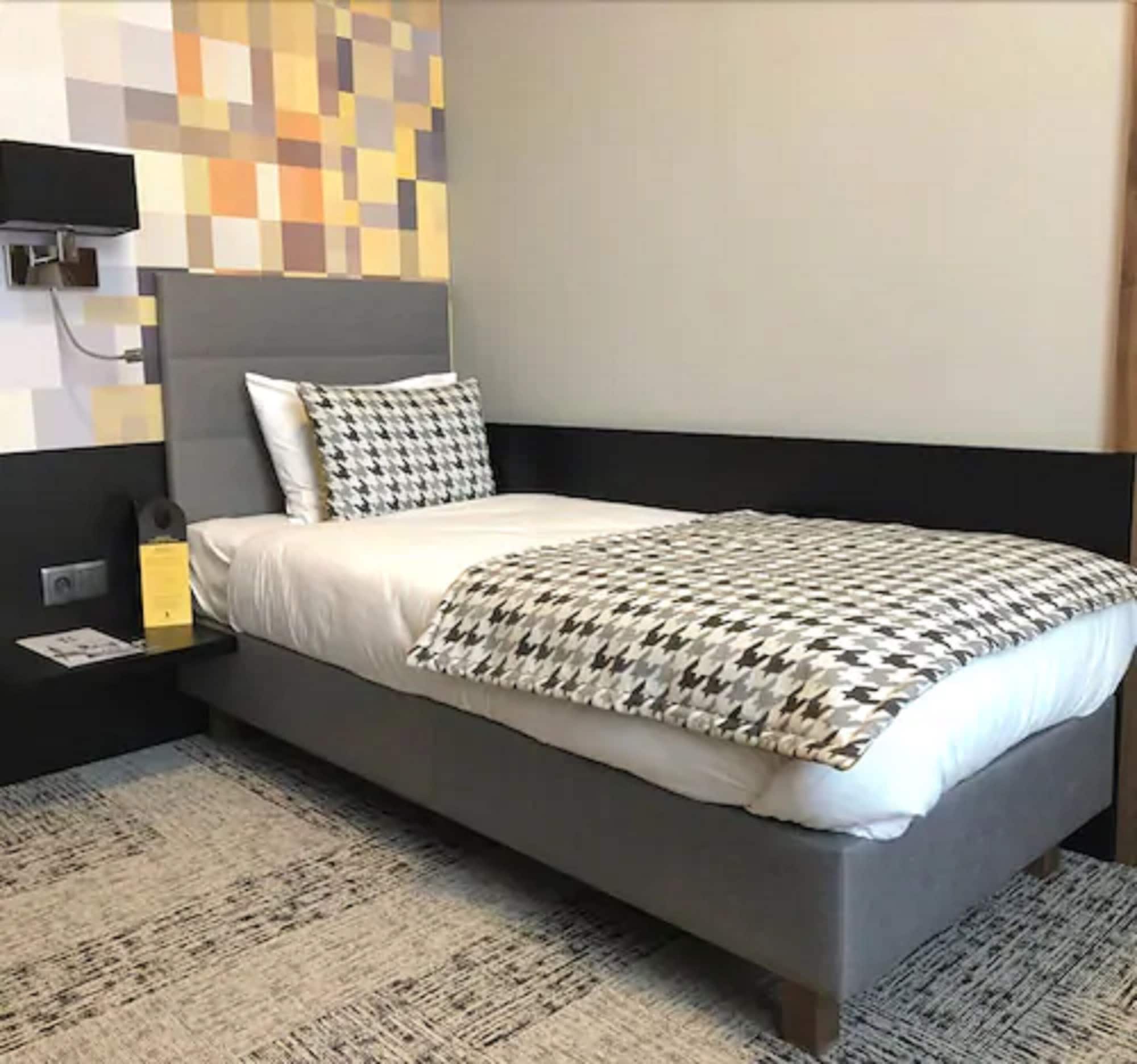 ROOM, SINGLE