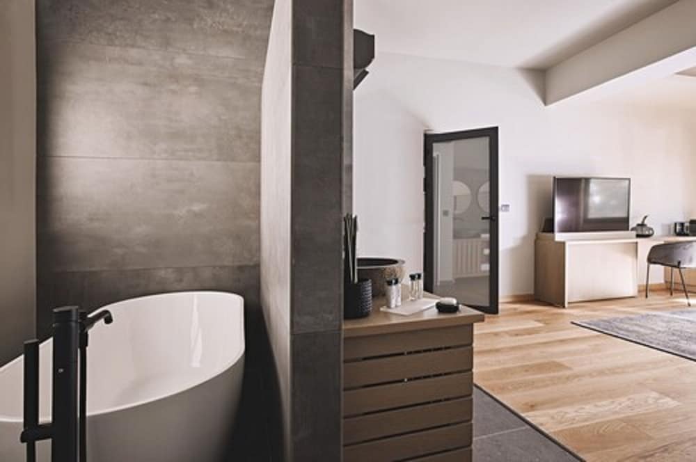 Cama Luxury Suites 53/58