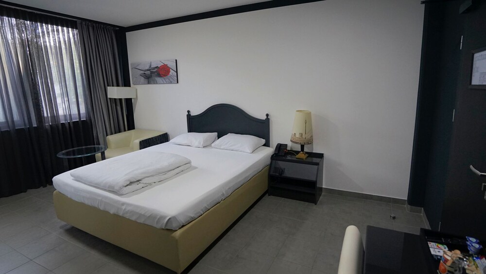 Tibet Hotel am Airport 18/48