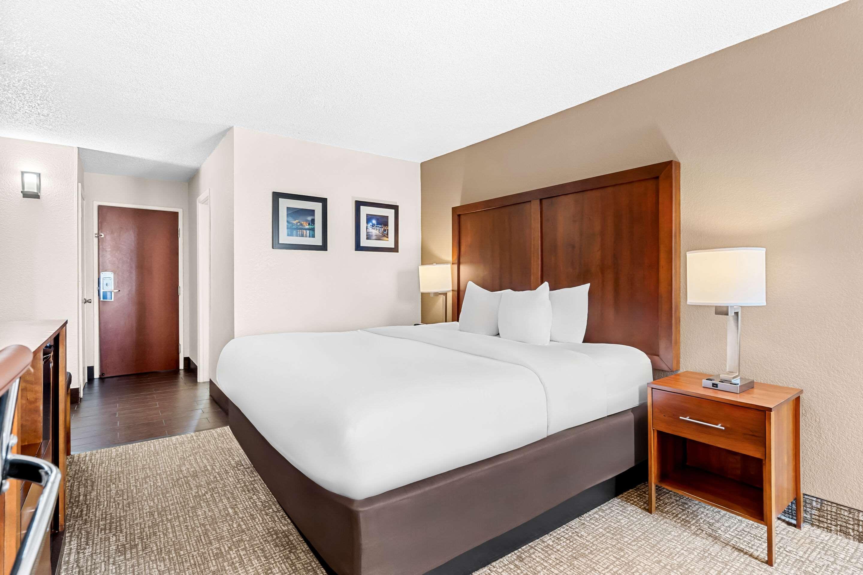 ROOM, KING BED