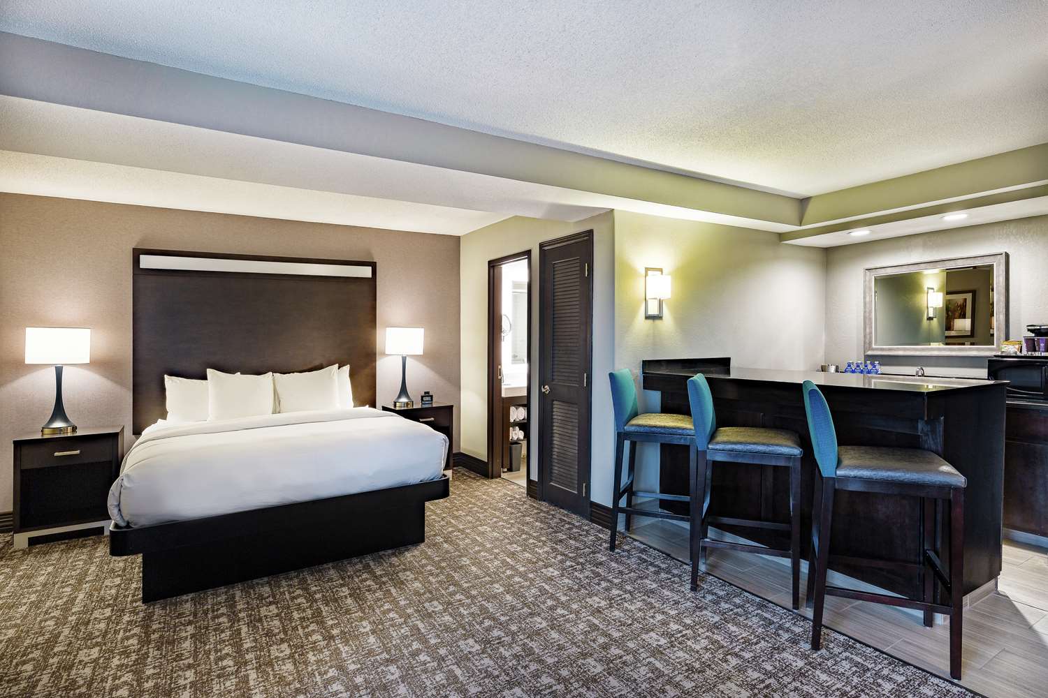 جناح جونيور بسرير كينج مع أريكة