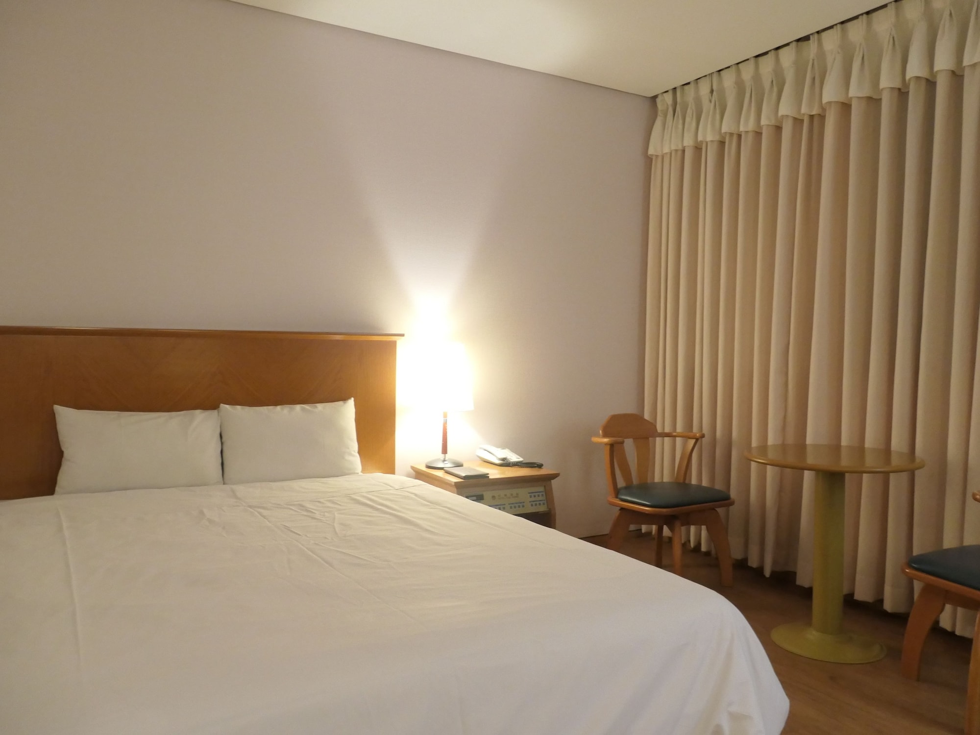 ROOM, DOUBLE BED