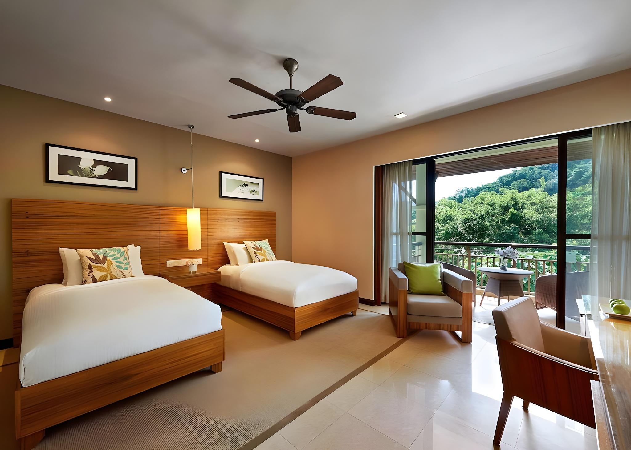 2 Bedrooms, Hill View