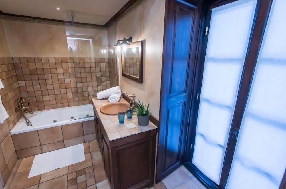 Epoches Luxury Suites 45/50