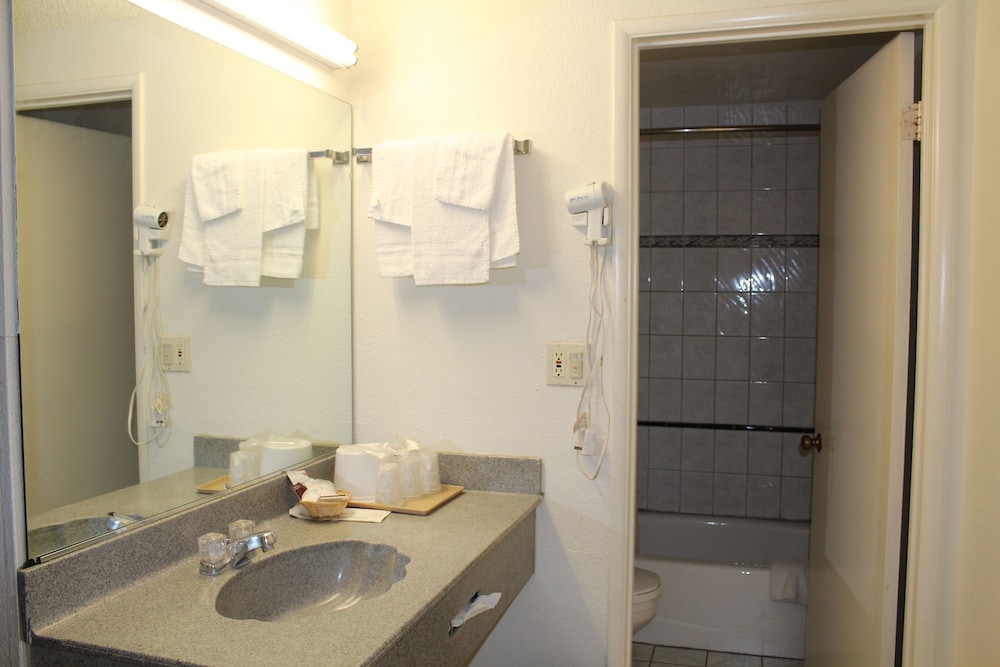 Best Whittier Inn 49/53