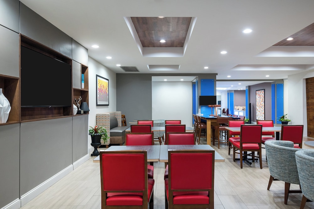 Holiday Inn Express and Suites Florence I-95 and I-20 Civic Ctr, an IHG Hotel 63/70