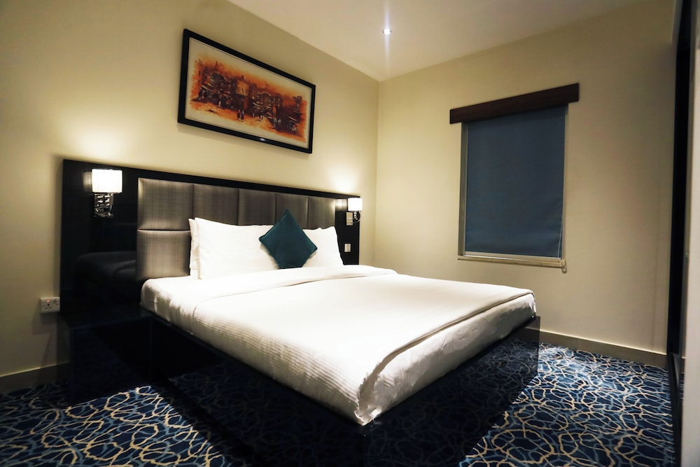 1 BEDROOM, SUITE