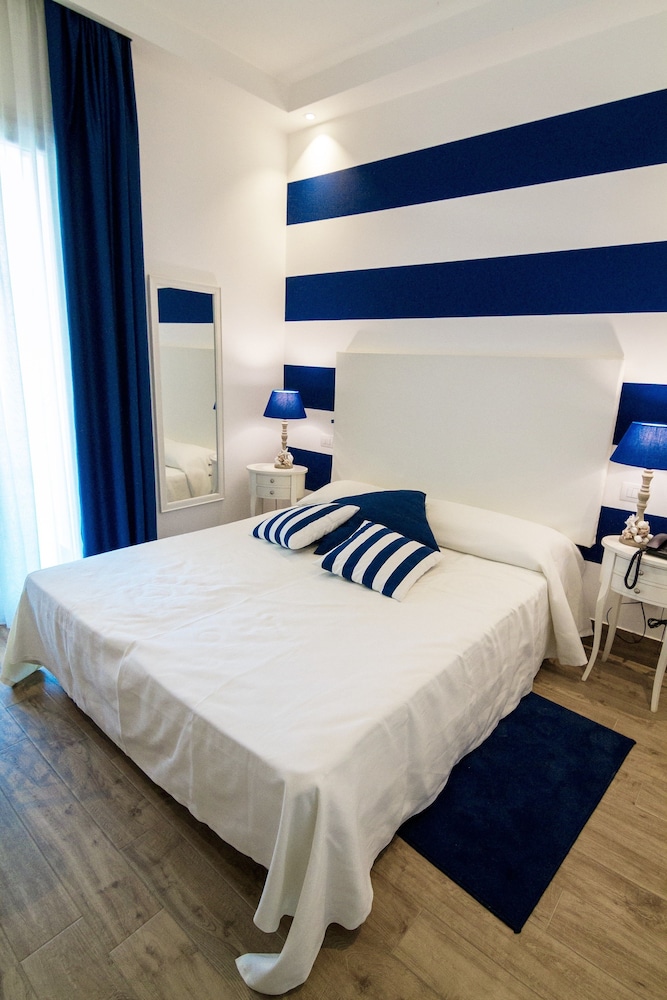 STANDARD, DOUBLE OR TWIN BED, GARDEN VIEW
