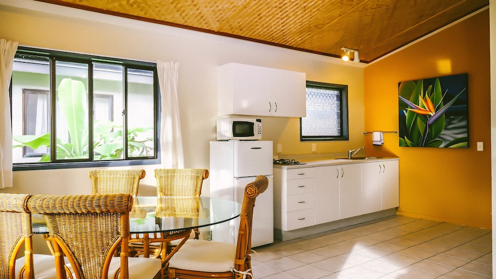 Muri Beach Resort 48/75