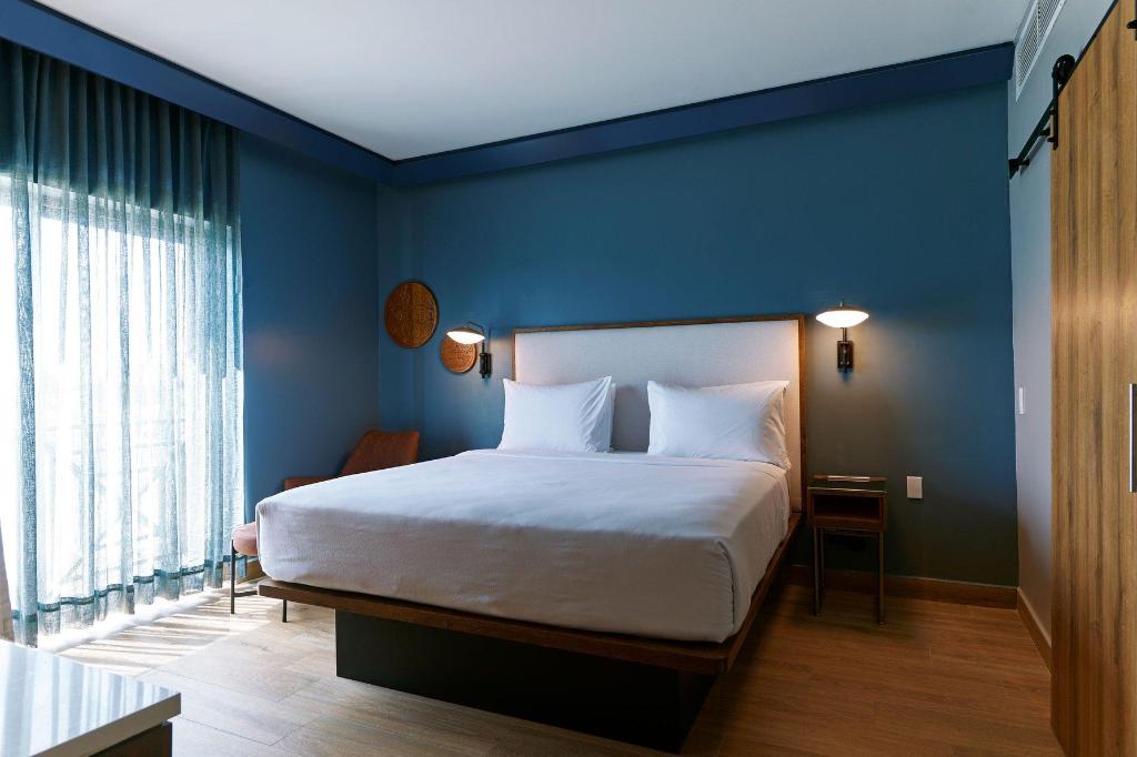Junior Suite, Queen Bed, South Side