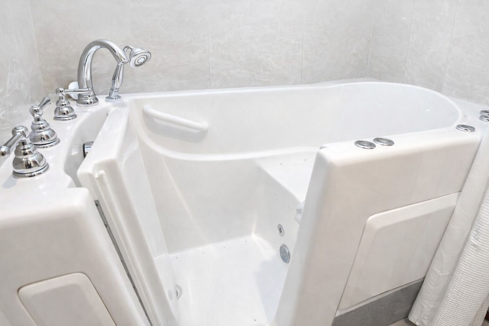 Presidential, Spa, 2 Queen Beds, Hot Tub، Chase Suite Hotel Lincoln 3/5