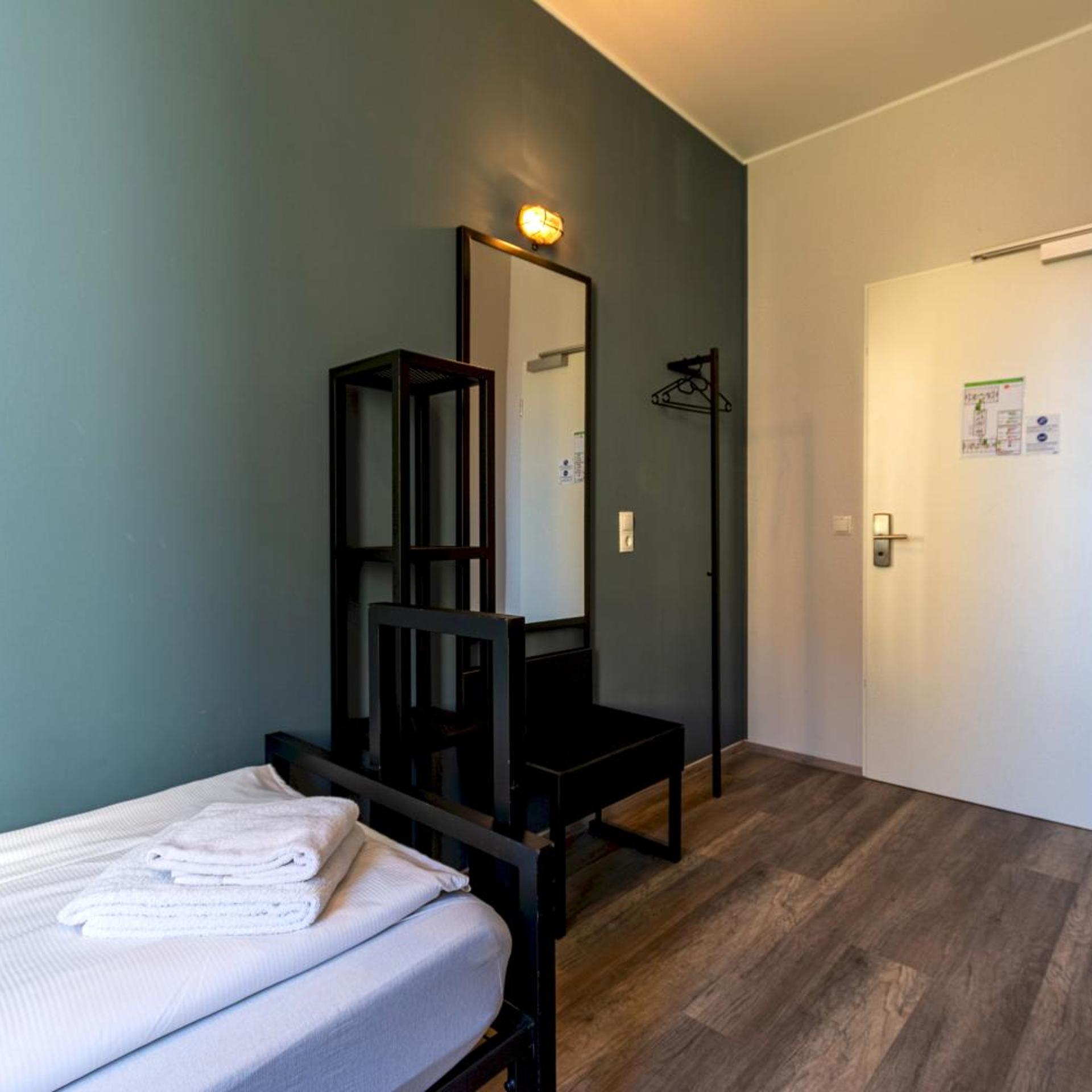 ROOM, SINGLE