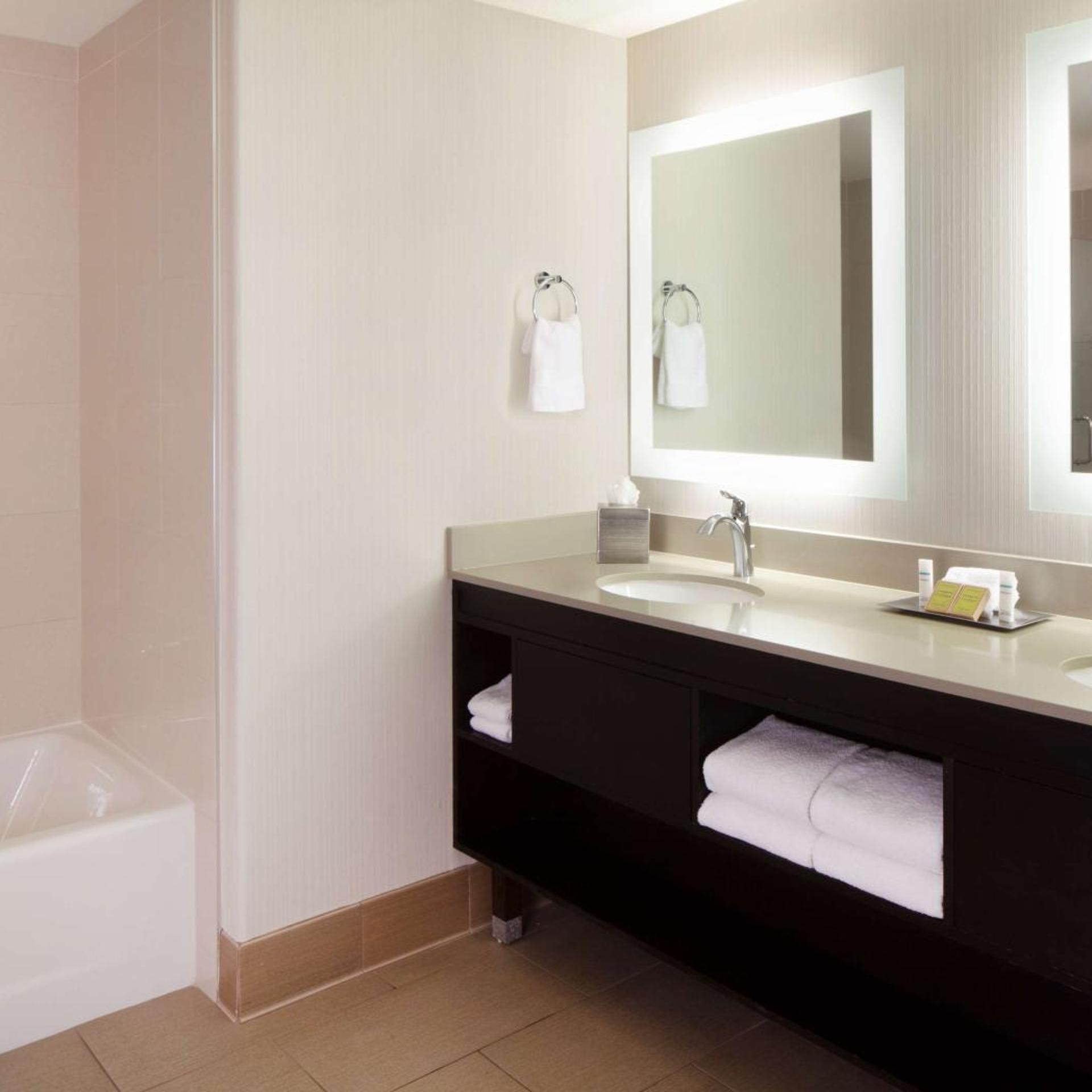 1 Bedroom, Suite, King Bed, Balcony or Patio، Hilton Santa Cruz/Scotts Valley 8/9