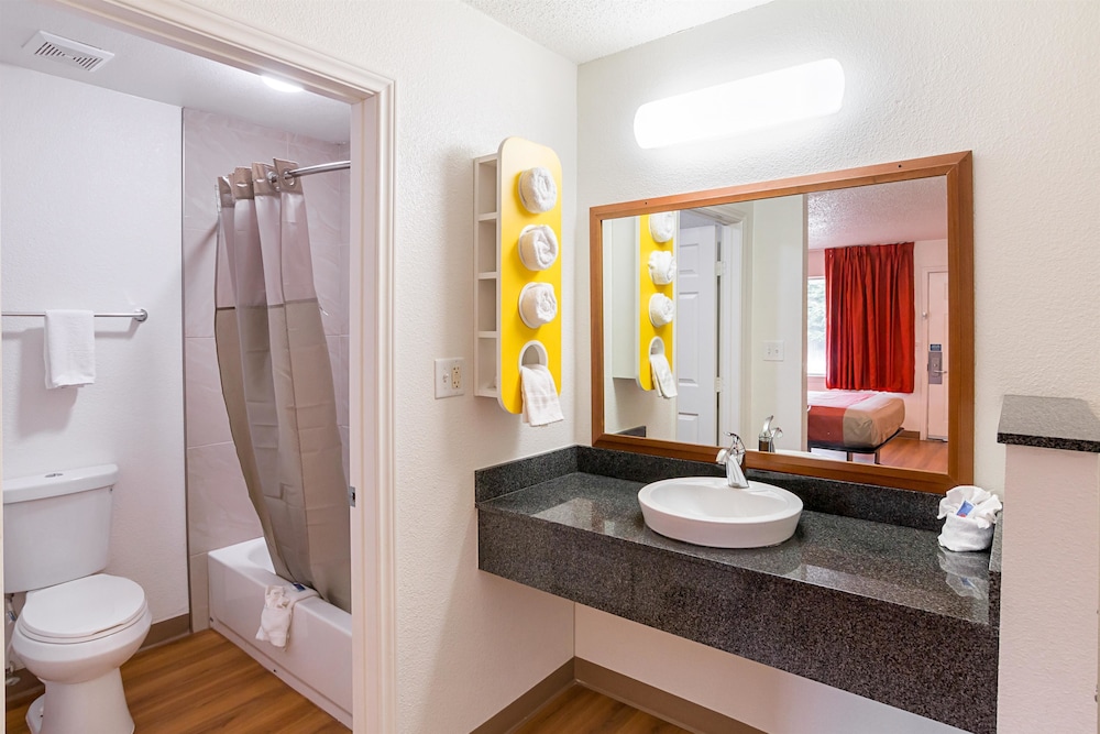Motel6 Grand Prairie, TX - Near Six Flags Drive 39/44