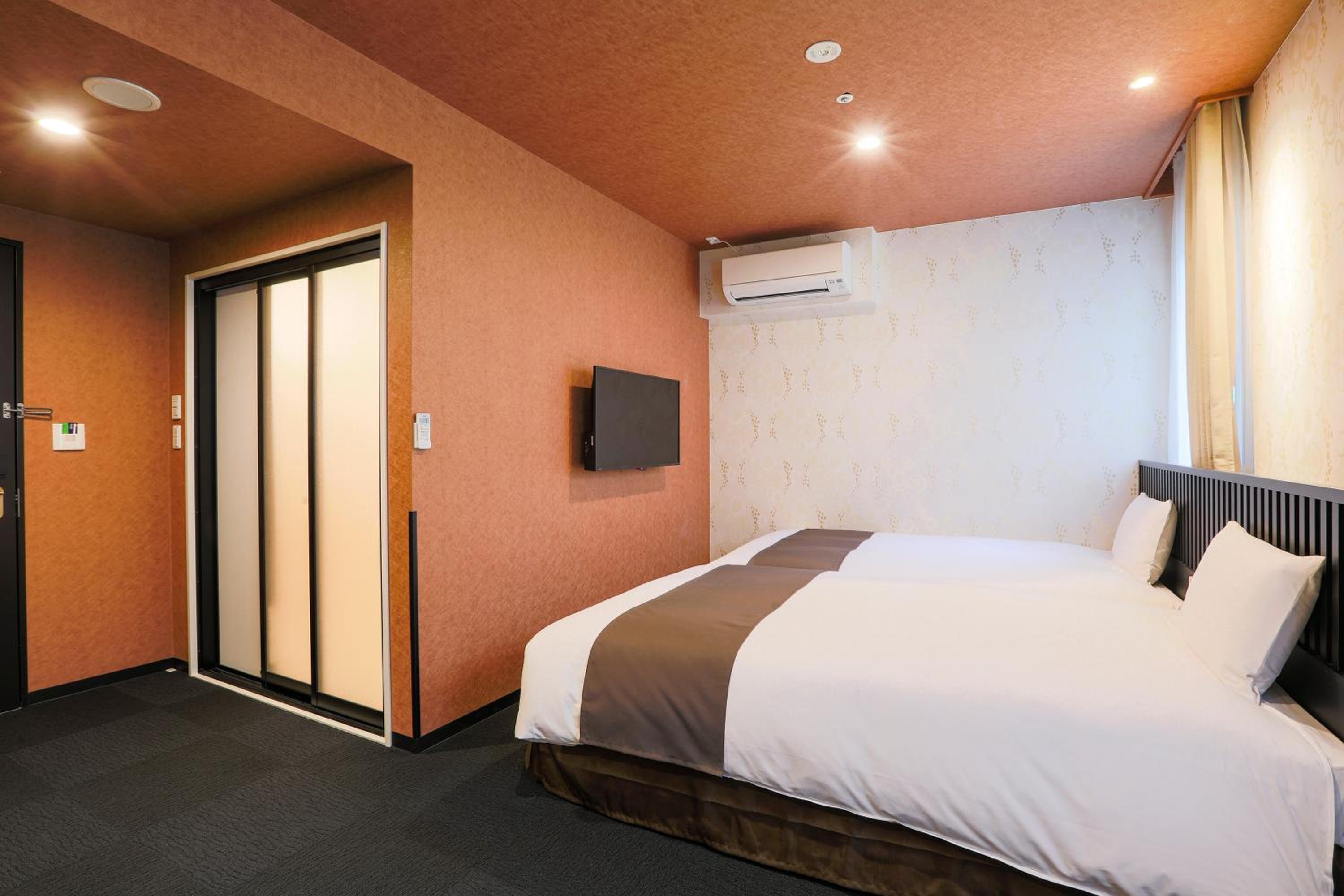 Universal, Twin Beds, North Wing