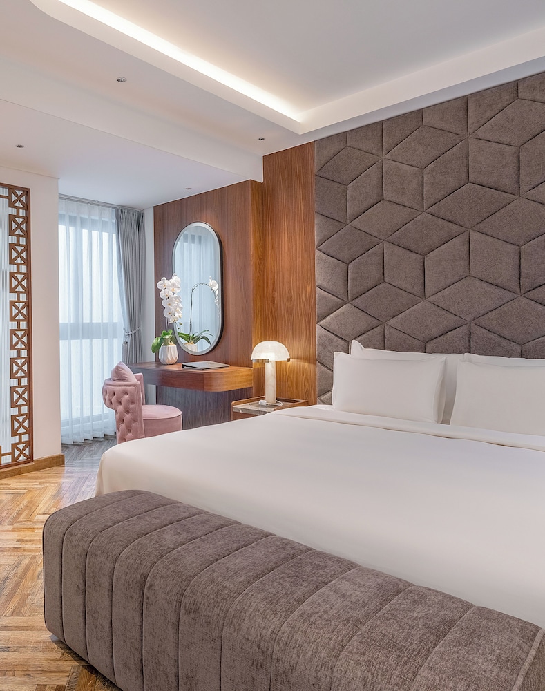 DELUXE, DOUBLE OR TWIN BED