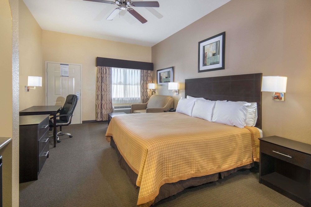 Days Inn By Wyndham Baytown East 11/50