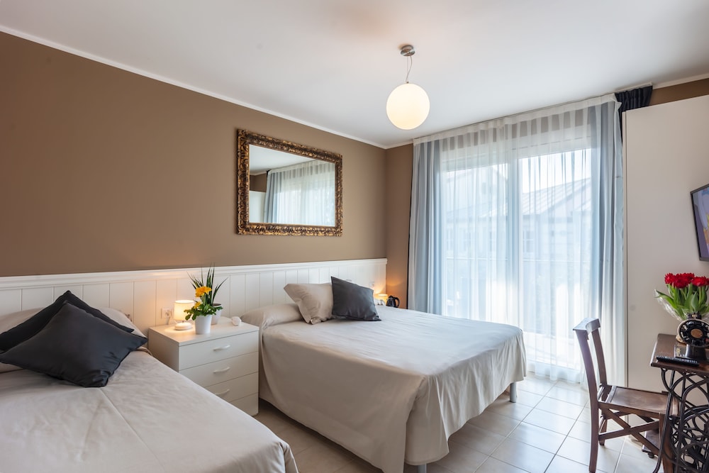 Superior, Triple, 1 Double and 1 Single Bed, Lake View