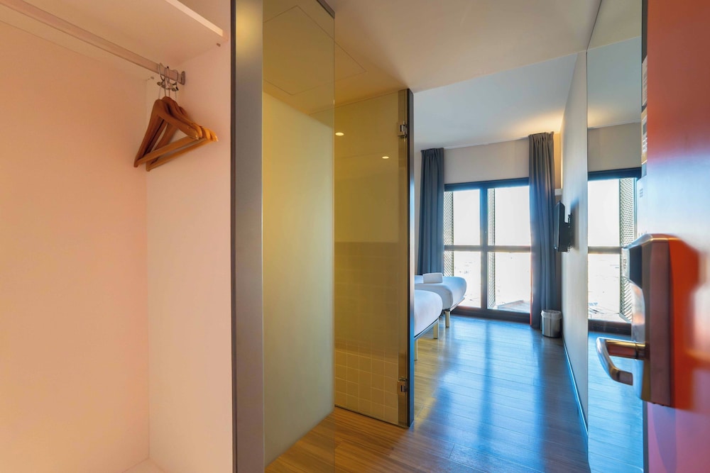 غرفة قياسية بسريرين منفصلين، easyHotel Barcelona Fira 9/10