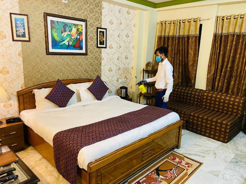HOTEL MEENAKSHI 18/48