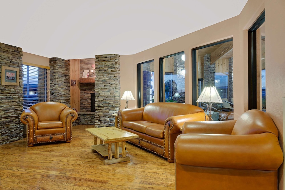 Pinedale Hotel & Suites 39/50