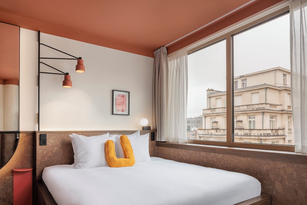 EXECUTIVE, KING BED