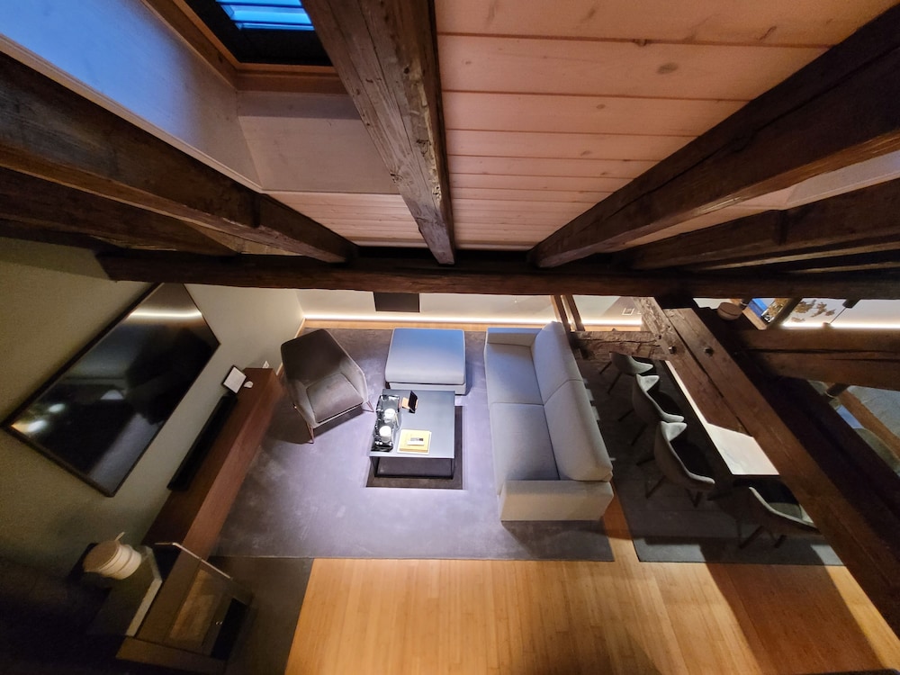 Historic City Center Apartment By Airhome 27/50